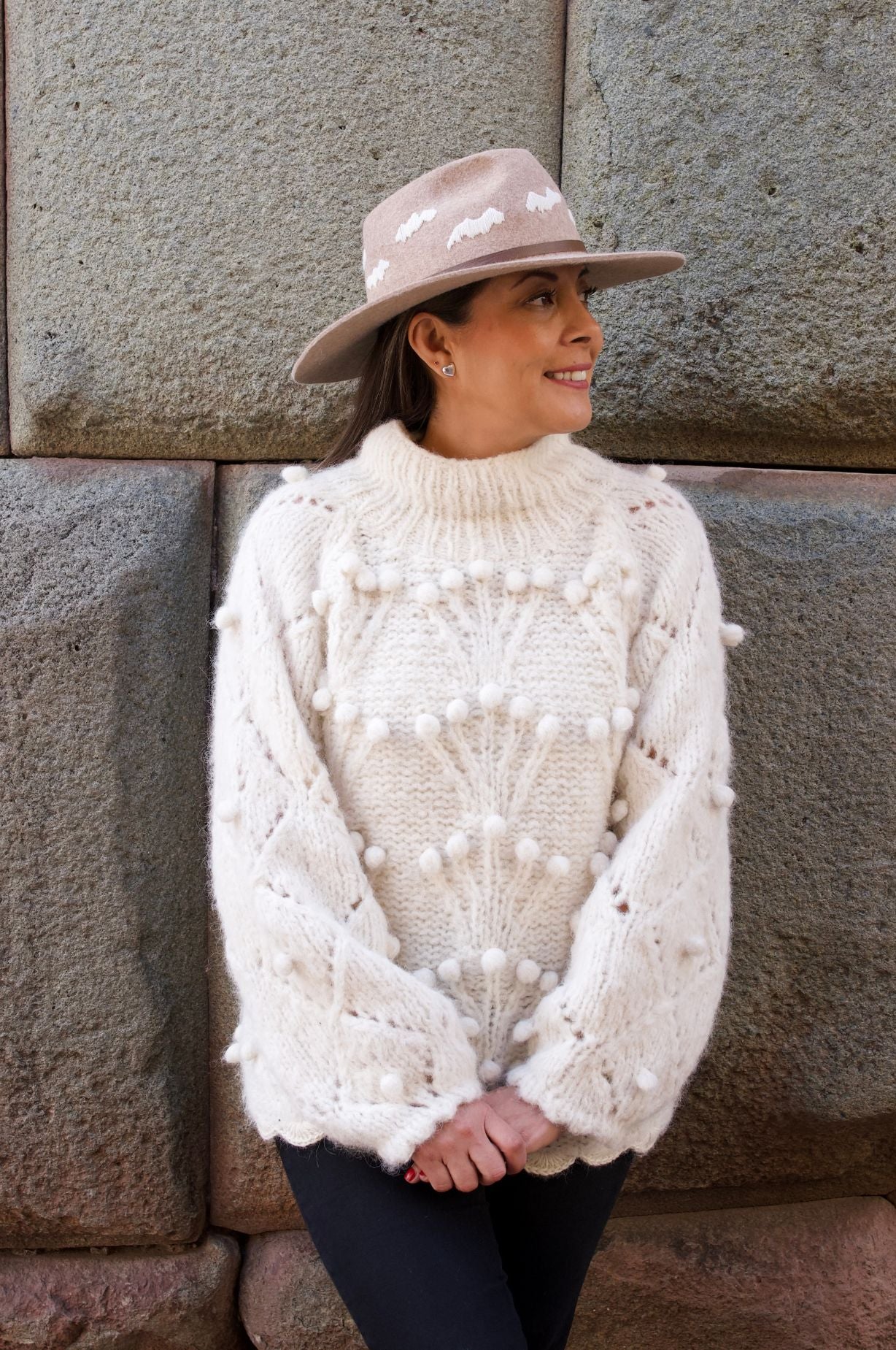 PILLU sweater AYNI universe