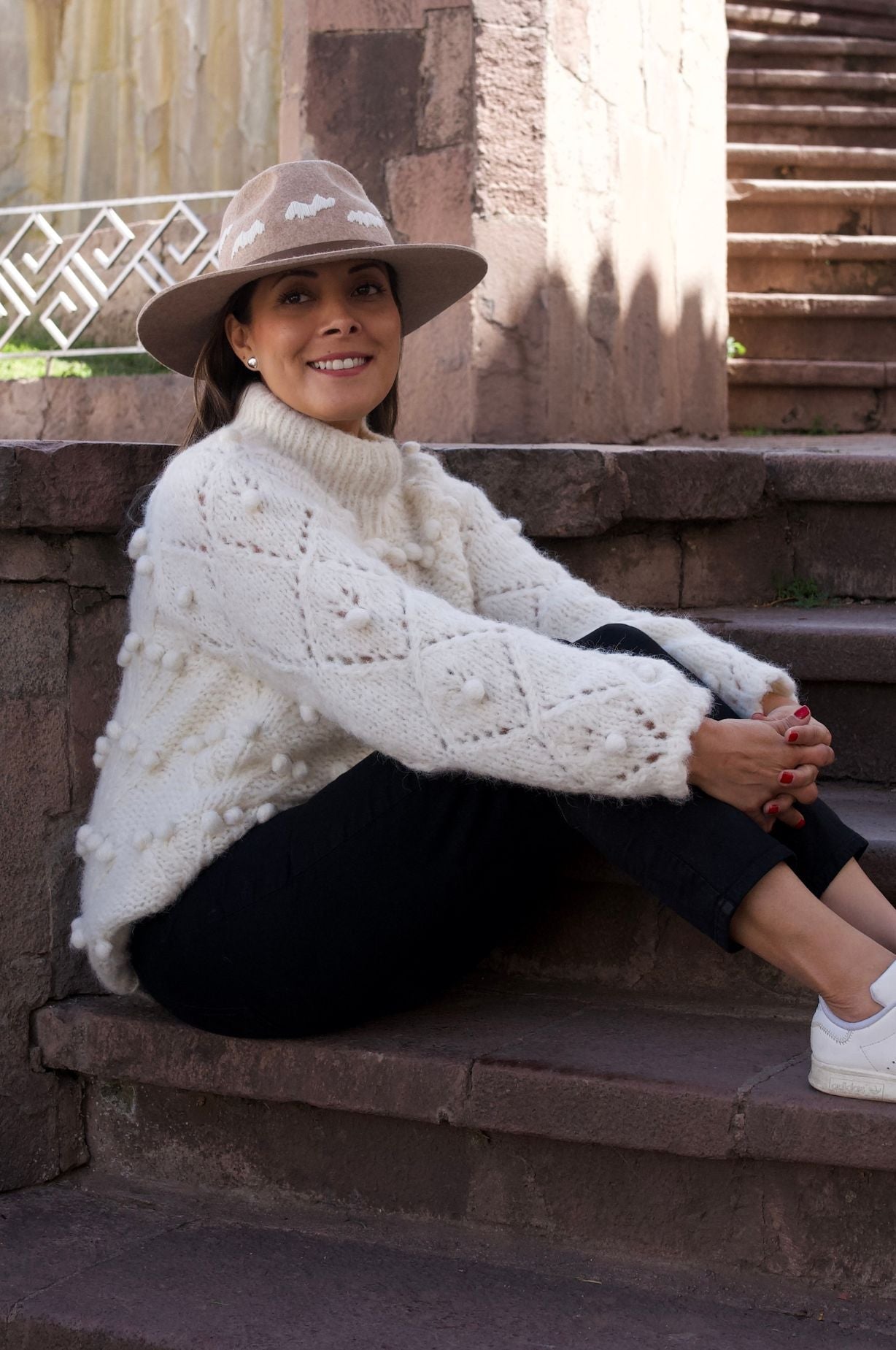 PILLU sweater AYNI universe