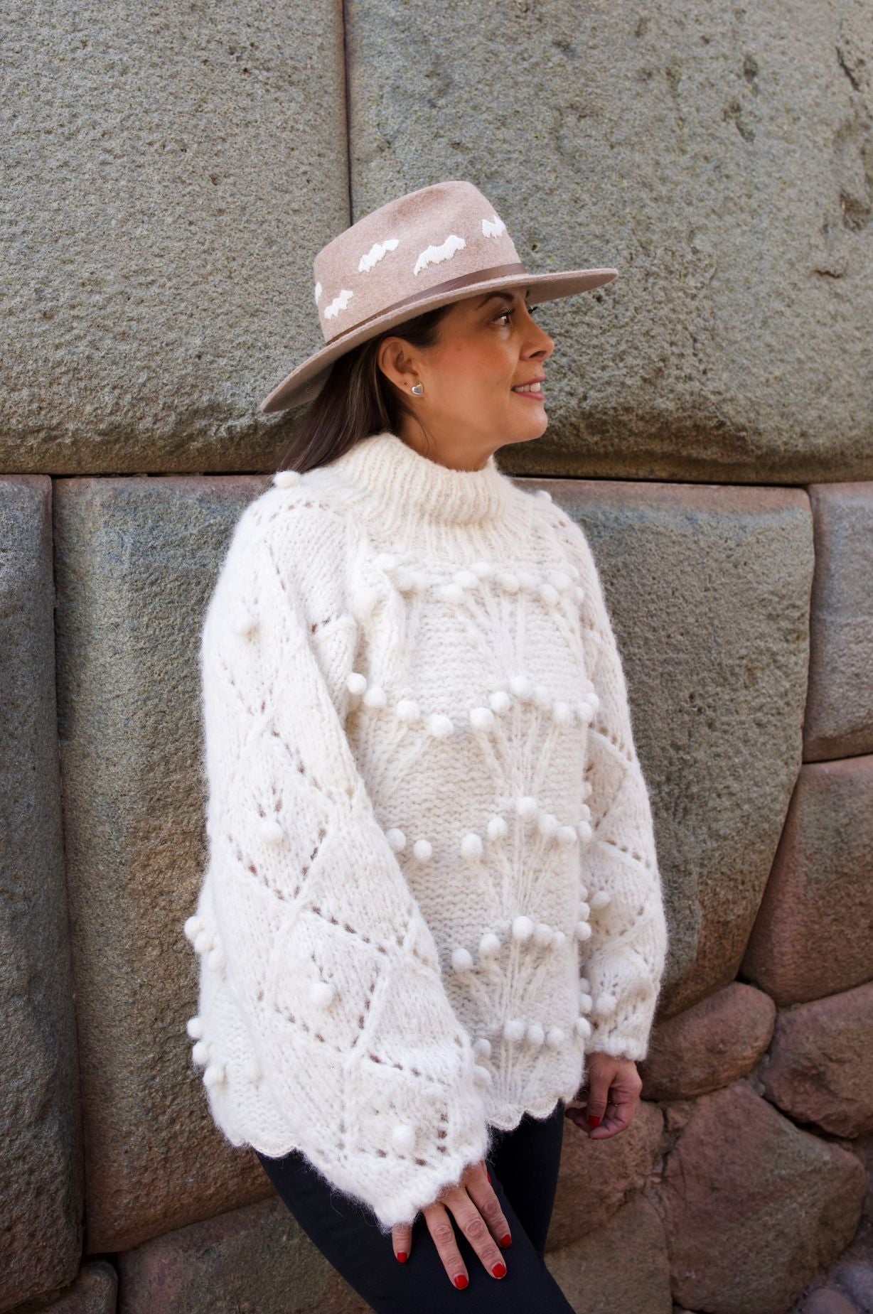 PILLU sweater AYNI universe